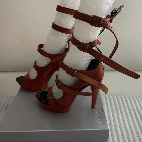 Vivienne Westwood Gladiator Brandy/Rosso Sex And The City High Heels - Picture 6 of 9